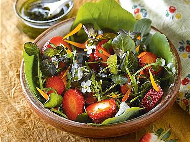 Ensalada de fresas y flores.
