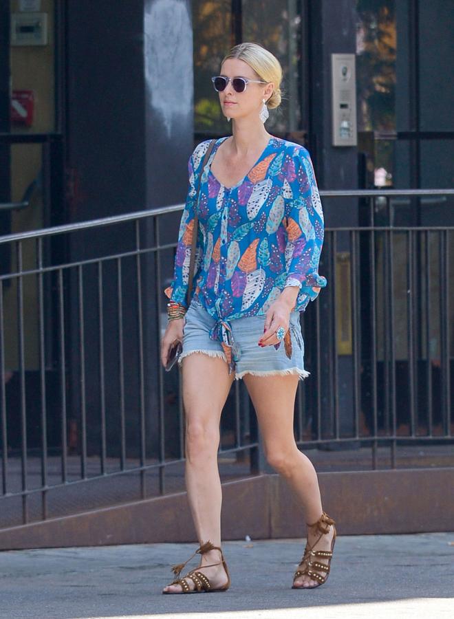 Nicky Hiltion paseaba por las calles con un short vaquero combinado con una blusa estampada y sandalias de tiras. Sencillo, sí, pero nos encanta como look para ir al chiringuito.