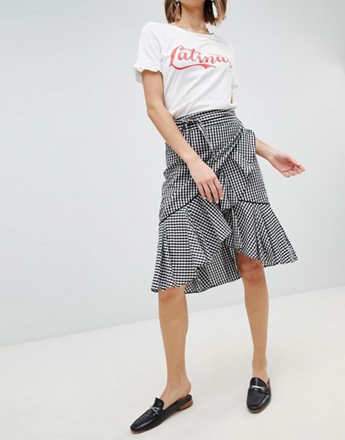 Con estampado Vichy y volante. De Vero Moda en Asos (41,99 €).