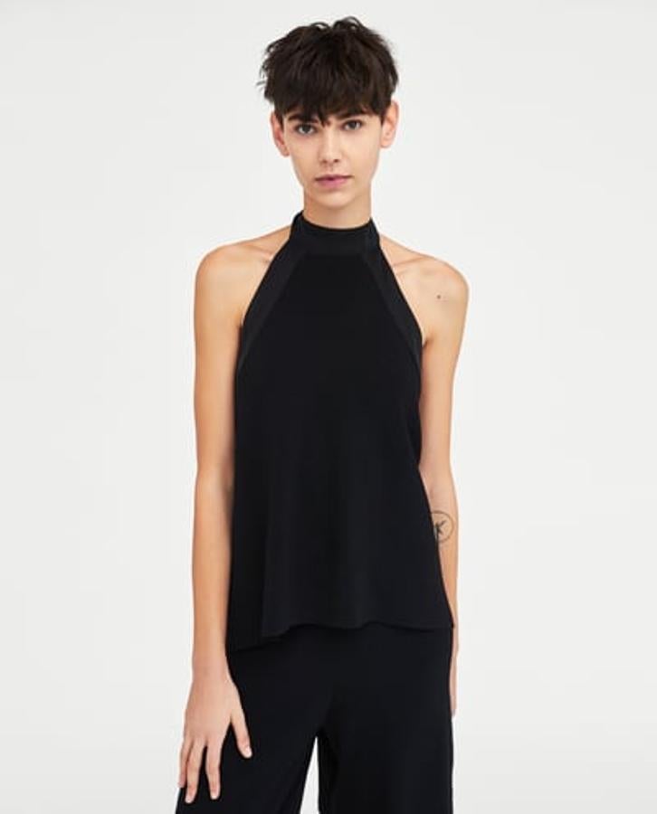 Top combinado en color negro con cuello 'halter' y espalda abierta, 15,99 euros.
