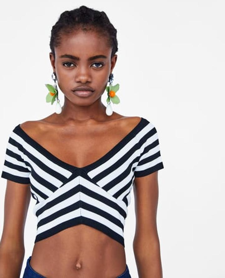 Top cropped de manga corta y con estampado de rayas negras y blancas, 12,99 euros.