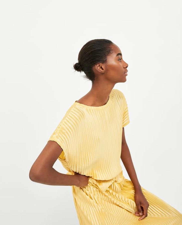 Top plisado en amarillo claro, 9,99 euros.