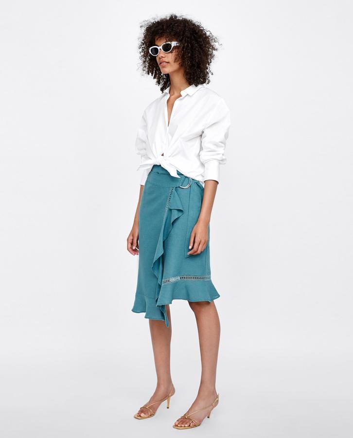 Asimétrica, con un adorno en entredós y hebilla. De Zara (17,99 €).