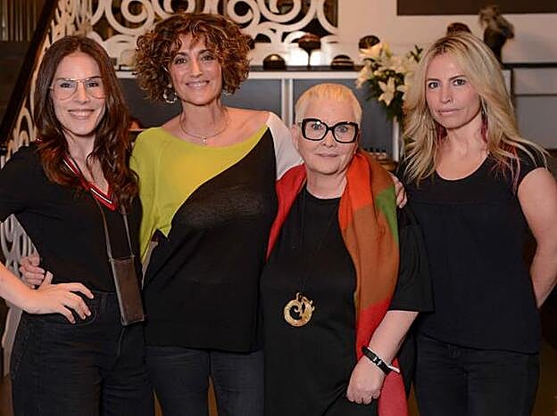 Ángela Navarro junto a sus hijas, Bea y Ana, posando con Ana García Lozano.