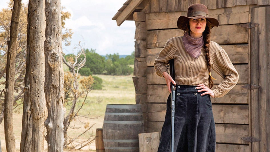 Godless (Netflix) En el pueblo de La Belle, las mujeres negocian y mandan. Godless es un interesante intento de narrar una historia de pistoleros, sheriffs y granjeros con más dimensión femenina. Lástima que al final se imponga la guerra entre hombres.