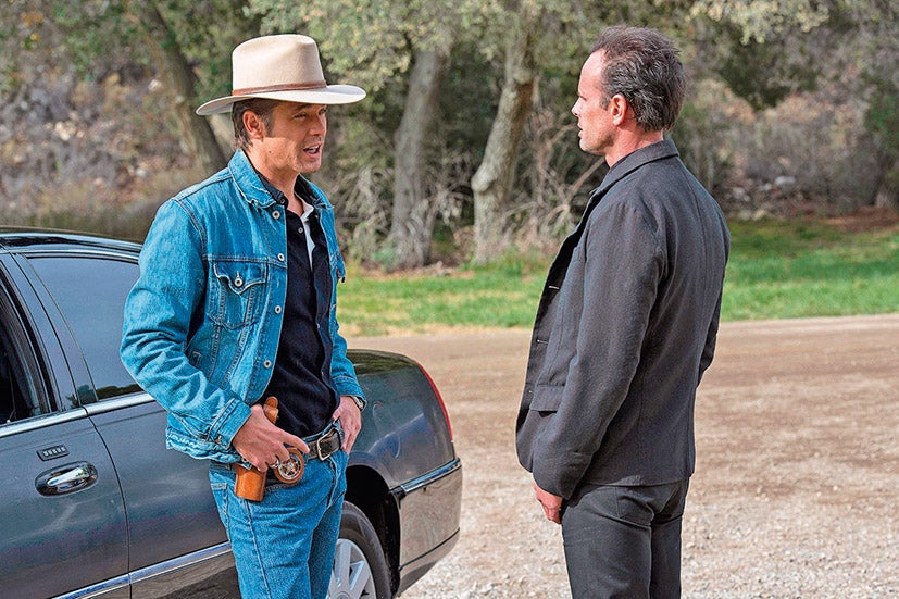 Justified (FX) Los vaqueros no han muerto: sobreviven en la América profunda. El alguacil Raylan Givens regresa a su pueblo e investiga crímenes locales. Una gran historia de acción y drama psicológico en un siglo XXI que por momentos parece el XIX.