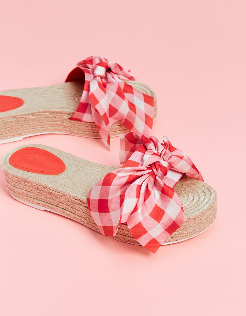 Sandalias con plataforma yute y lazo de Bershka: 19,99 euros.