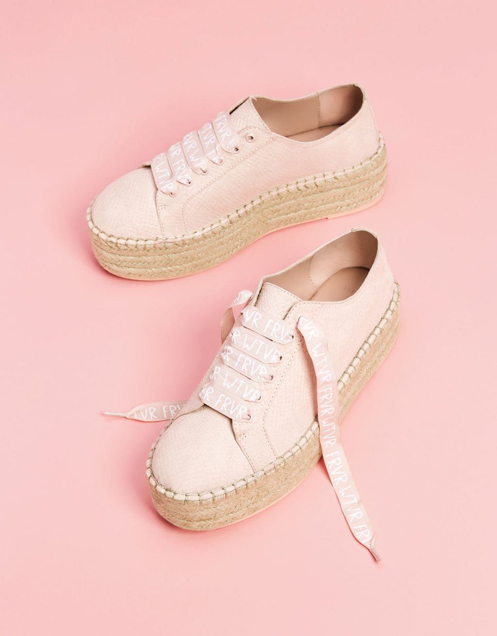 Zapatilla grabada con plataforma de yute de Bershka: 19,99 euros.