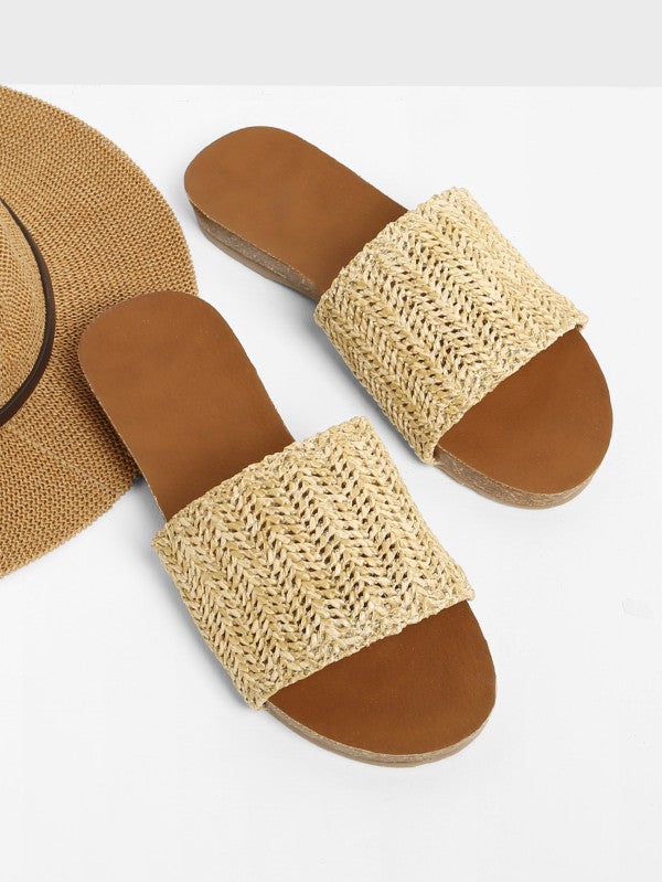 Sandalias planas con tejido de Shein: 16,60 euros.