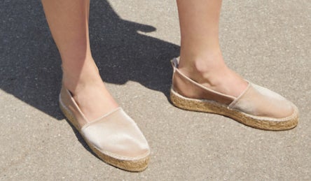 Alpargatas de terciopelo de Mango Outlet: 19,99 euros.