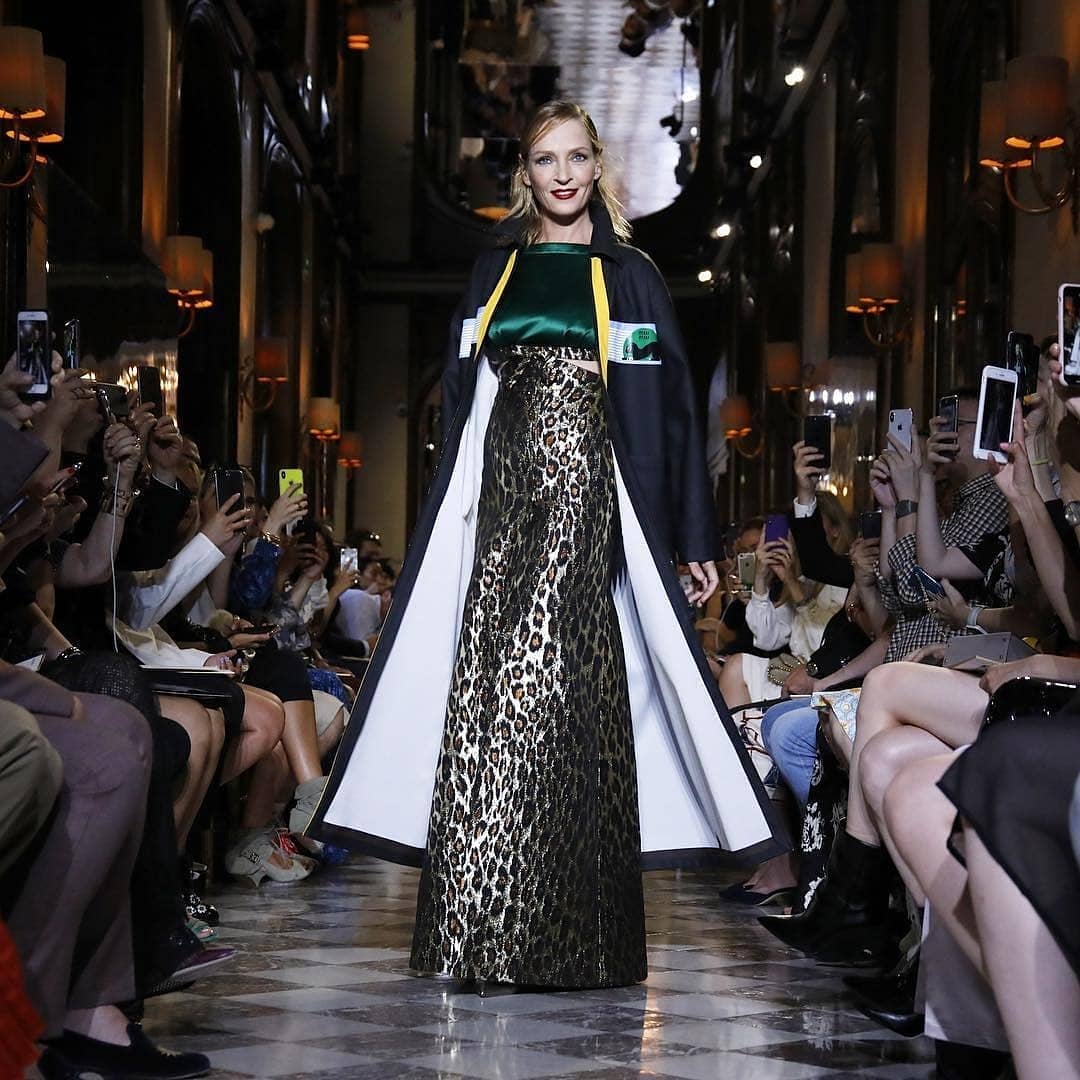 Según ha contado el equipo de la todopoderosa Miuccia Prada, en realidad todas estas estrellas esstaban destinadas a sentarse en el 'front row', hasta que unos días antes del desfile la diseñadora tuvo la iluminación de que debían pasar sus nuevos diseños. Una ronda de llamadas y unos billetes de avión en primera clase subieron a Uma Thurman (47 años) y a las demás a la pasarela.