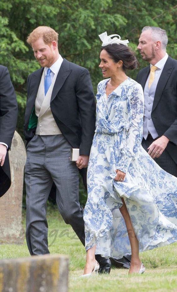 Puede que este haya sido el vestido más incomprendido de todos los que ha llegado Meghan Markle hasta la fecha. Y, sin embargo, a nosotras nos encanta. Se trata de un diseño vaporoso, con un delicado estampado de flores azules, de Oscar de la Renta. Se vende por alrededor de 6.000 dólares.