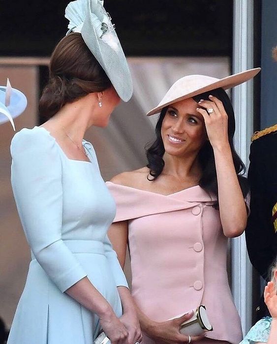 Para la celebración del cumpleaños de la Reina con el tradicional desfile 'Trooping the Colour', Meghan decidió ponerse un traje rosa empolvado de Carolina Herrera, valorado en 4.000 dólares.