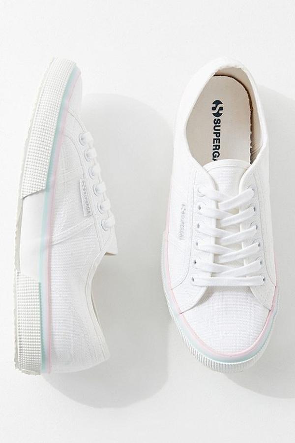Superga es casi un culto en el mundo de las zapatillas. No importa el color sus seguidores son los más fieles. Pero cuando se trata de este par de zapatillas blancas con detalles en rosa y celeste las convierten en el accesorio perfecto para combinar con vaqueros y una camiseta blanca. (63 euros).