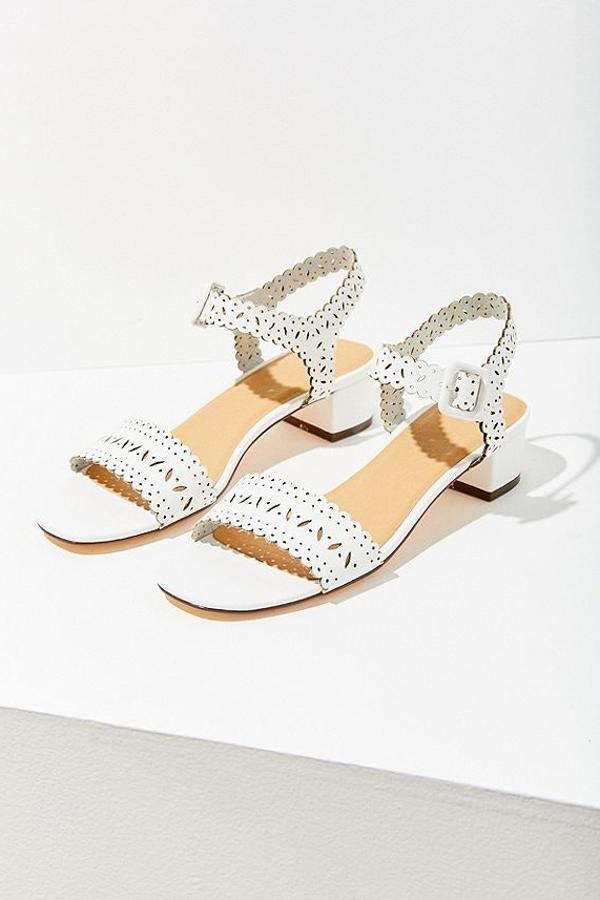 Estas sandalias perforadas nos recuerdan al calzado que usábamos de pequeñas, pero nos encanta. Son super delicadas y se convierten en el complemento perfecto de ese vestido de flores que tanto llevarás esta temporada. (Urban Utfitters, 59,00 euros)