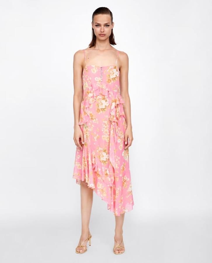 Vestido asimétrico con volantes en color rosa y con estampado floral, 29,99 euros.
