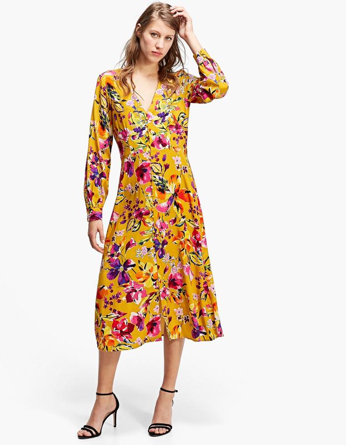 Vestido camisero largo con botones y en color mostaza, 19,99 euros.