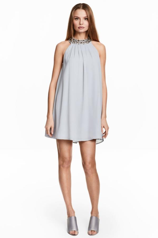 Vestido de gasa en azul claro y con detalle de pedrería en el cuello, 41,99 euros.