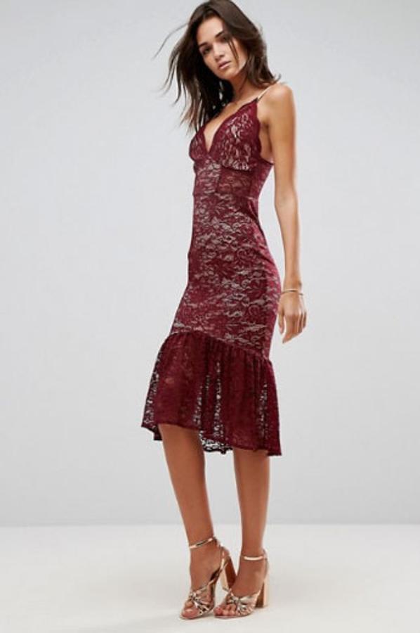 Vestido midi con escote pronunciado y sobrefalda con detalle de encaje en el bajo, 18,49 euros.