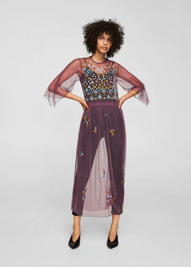 Vestido plumeti con bordado floral en morado claro, 39,99 euros.