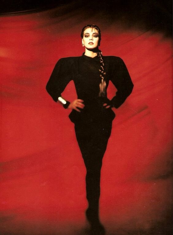 En 1986, la cantante alemana Sandra lanzó uno de sus singles del disco 'Mirror', 'Loreen', con un estilismo negro que era toda una declaración de 'power dressing'.