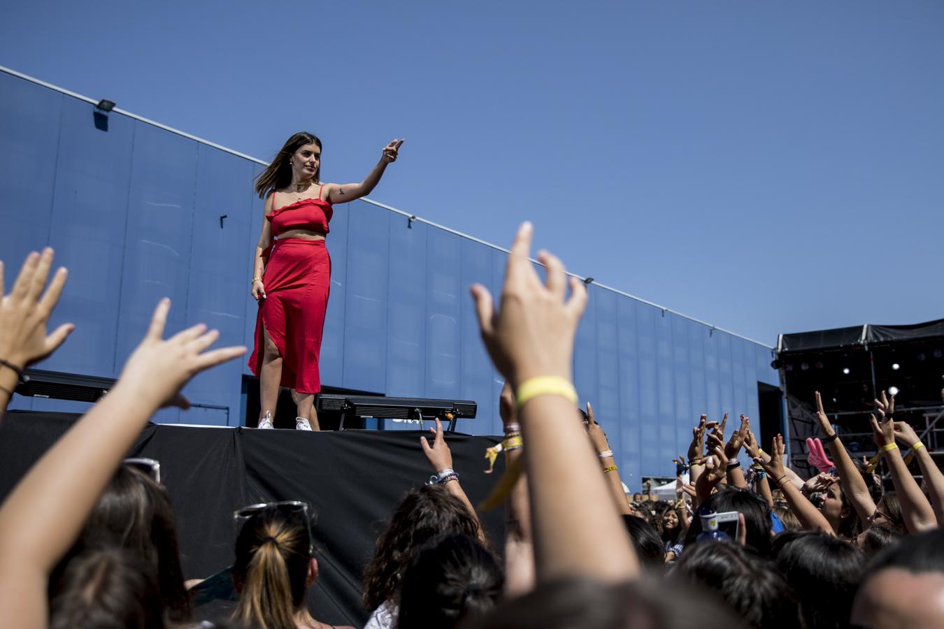 Dulceida se cambió para lucir este conjunto de dos piezas en color rojo ( otro de los colores de moda este verano ). Un 'look' compuesto por una falda larga con apertura lateral, y un crop top con detalle de volantes en el escote. Todo de la firma Dulceida Shop.