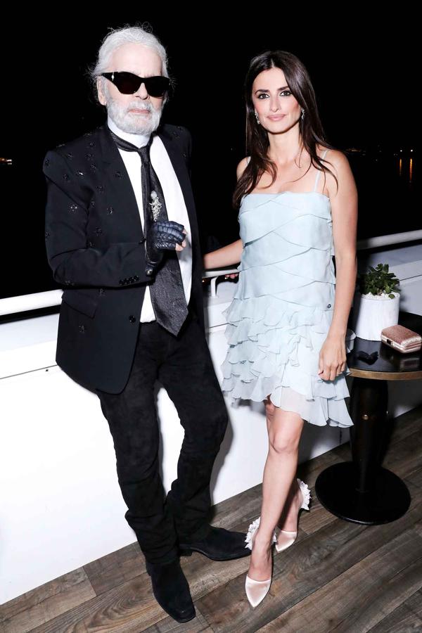 Con esta foto de Penélope Cruz y Karl Lagerfeld, la firma francesa anunciaba a su nueva embajadora, que además será la imagen de la camapaña de la colección Crucero 18/19 que ha fotografiado Karl Lagerfeld.