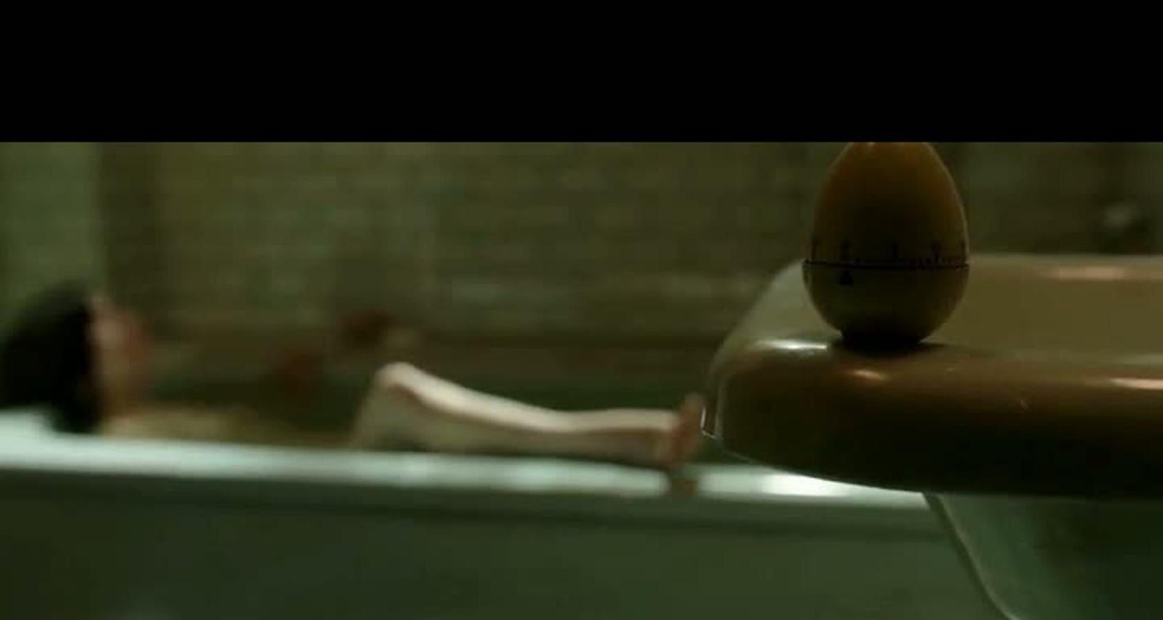 Y como en el deseo no existen normas... ¿Quién va a decirle a Elisa que es una locura colarse hasta las trancas por las branquias de un hombre anfibio? Pues eso, que cada cual se apañe como quiera (o pueda); y ella, en connivencia con su amado, se deja hacer en la bañera de en La forma del agua.