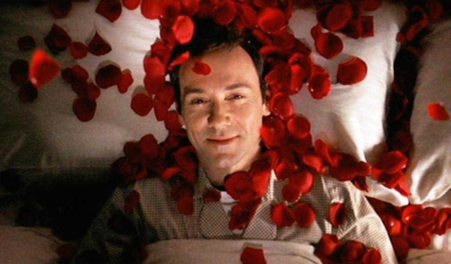 Dos escenas que dejan un sabor de boca... agridulce. De la masturbación en la ducha a la masturbación en la cama -junto a su mujer-, asistimos a esa última oportunidad que trata de atrapar Kevin Spacey, en busca de la felicidad.