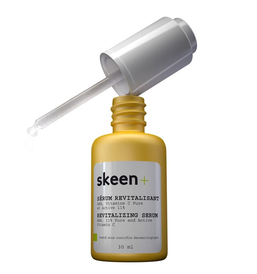 Contiene un 11% de vitamina C pura y activa combinado con AHAs que no sólo ayuda a mantener el imprescindible pH ácido que hace que se mantenga tiempo, sino que además mejora la acción exfoliante de la fórmula y aporta más luminosidad.