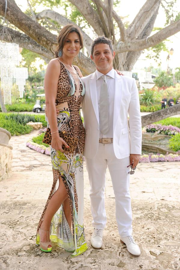 En mayo de 2012 Alejandro Sanz dejaba por segunda vez la soltería. Esta vez el madrileño daba el ‘sí, quiero’ con Raquel Perera. La noticia tomó por sorpresa a todos, incluso a los invitados. Los asistentes habían acudido a la finca del músico en Extremadura para celebrar el bautizo de Dylan, el hijo mayor de la pareja. Sin embargo, Sanz y Perera aprovecharon estar rodeados de su pareja para prometerse amor eterno.