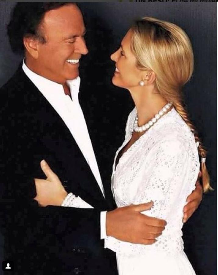 Julio Iglesias se casó en secreto con Miranda Rijnsburger, su pareja desde hace 28 años y la madre de cinco de sus ocho hijos en agosto de 2010. La boda se celebró en la iglesia de la Virgen del Carmen de Marbella con la única presencia de sus cinco hijos y dos testigos, que fueron los guardeses de la finca que el artista posee en la localidad malagueña de Ojén. "La ceremonia fue celebrada por el padre Luis de Lezama, asistido por los padres Juan Mari Laboa y Roberto Rojo. Horas después, tuvo lugar una misa de acción de gracias, en la capilla de la finca de la familia", detalló Iglesias en un comunicado de prensa.