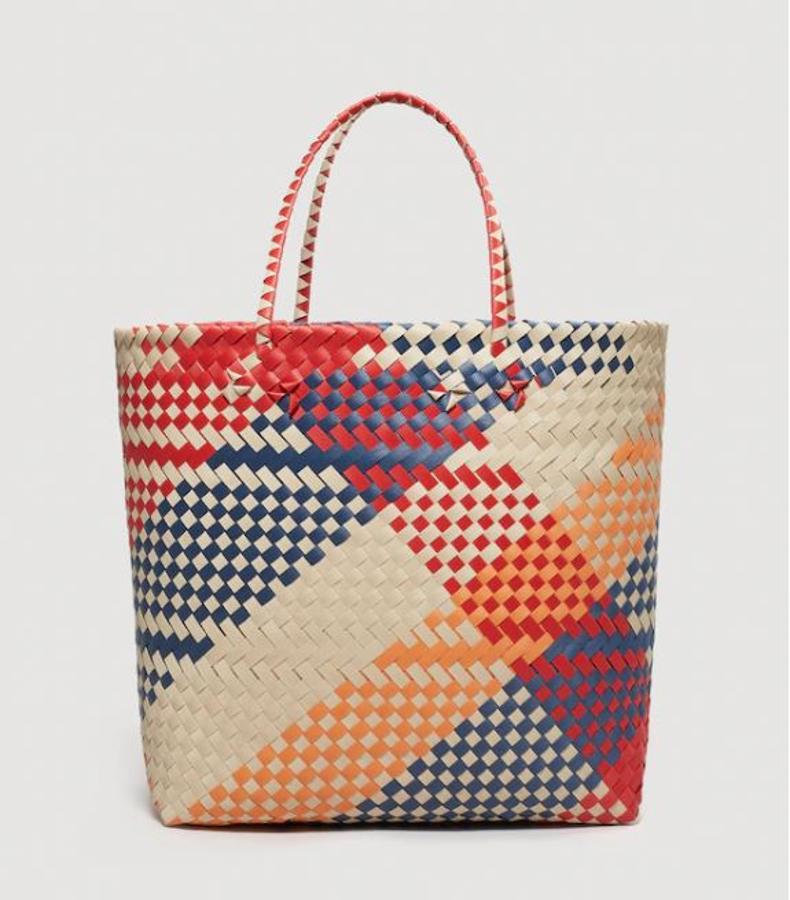 Trenzado pero de plástico, para que no tengas miedo de que se moje lo que hay en su interior si te sorprende una ola. Es de Mango y está de rebajas, así que corre que vuela..