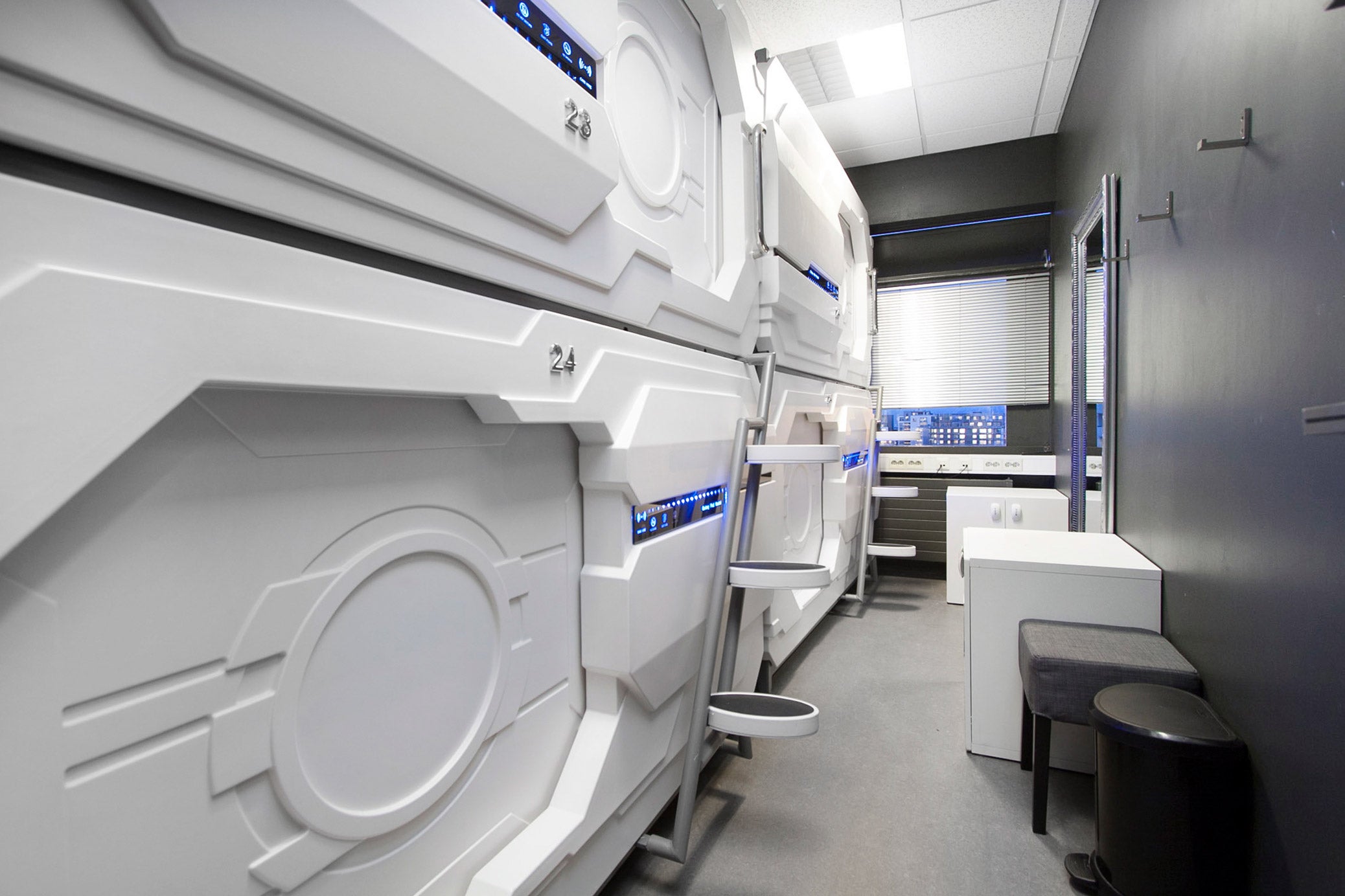 Aunque son algo más habituales que un eclipse solar total, los eclipses lunares totales son un fenómeno natural igual de maravilloso. Además, se pueden ver desde cualquier lugar del planeta. Durante la noche del 27 al 28 de julio de 2018, alucina viendo cómo la luna cambia el blanco por un naranja rojizo y se transforma en la famosa “luna de sangre”.