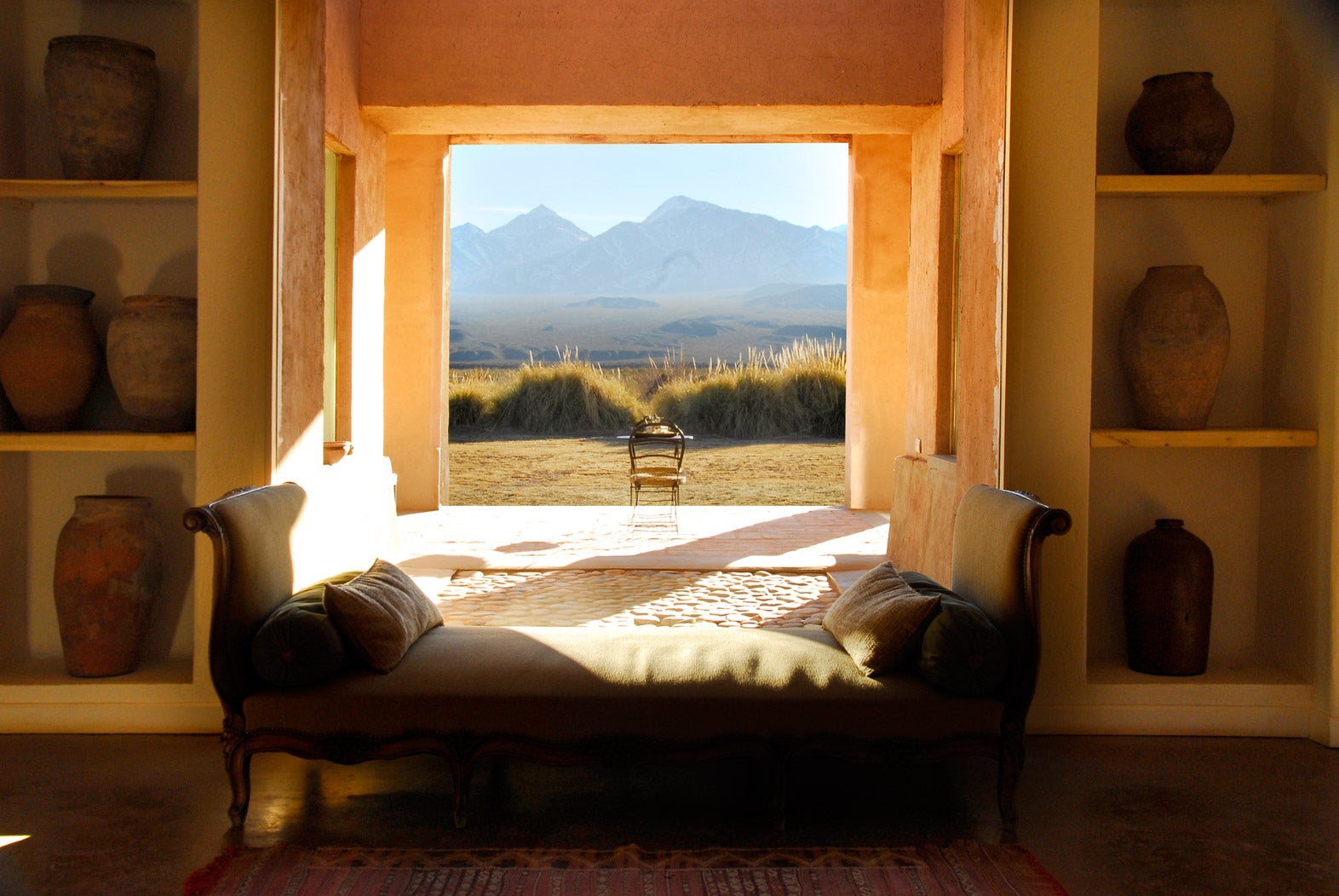 El pasado 2 de julio, se vió un eclipse solar completo desde Chile y Argentina. Los eclipses solares no son demasiado insólitos, pero solo se pueden ver desde sitios concretos. Por eso, tener la oportunidad de hacerlo es algo extraordinario. La Posada Paso de los Patos ofrece habitaciones preciosas y vistas panorámicas a los Andes, un lugar perfecto para ver el momento en que la luna pasa frente al sol.