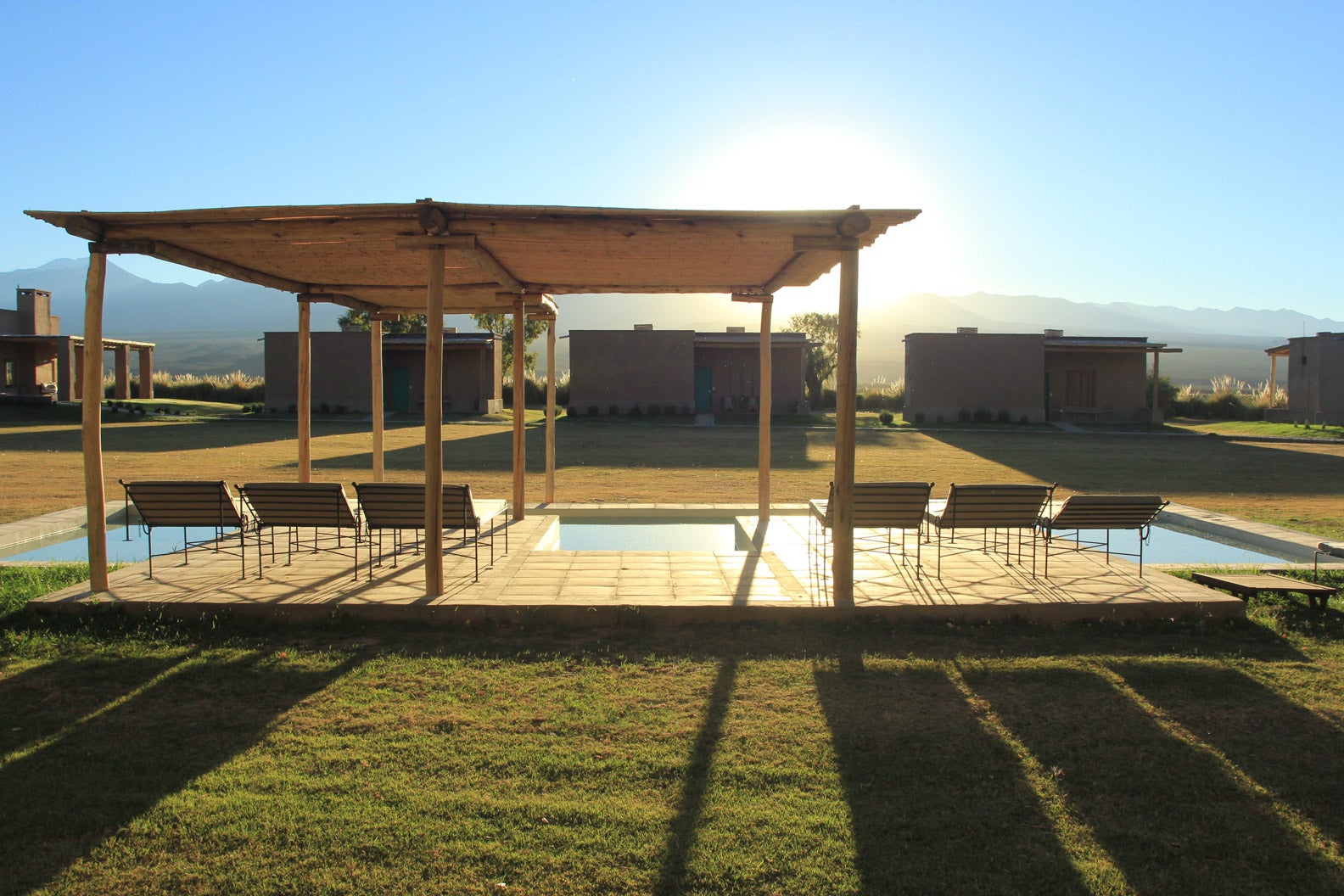 Después de alucinar viendo el eclipse solar en ese entorno tan bonito y lleno de paz, disfruta de una comida casera y de una copa de vino en el restaurante del alojamiento, de ambiente tradicional.