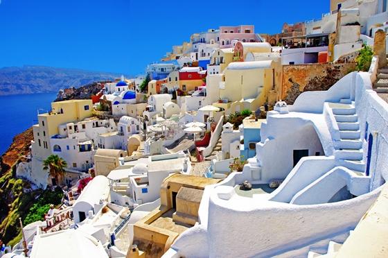 Santorini es una amalgama de casas encaladas, tejados azules y pinceladas de colores vivos alojadas en su escarpado relieve. El contraste con sus negrísimas piedras volcánicas, y el intenso azul del Mediterráneo al fundirse con el cielo despejado es una de las vistas más sobrecogedoras que verás jamás.