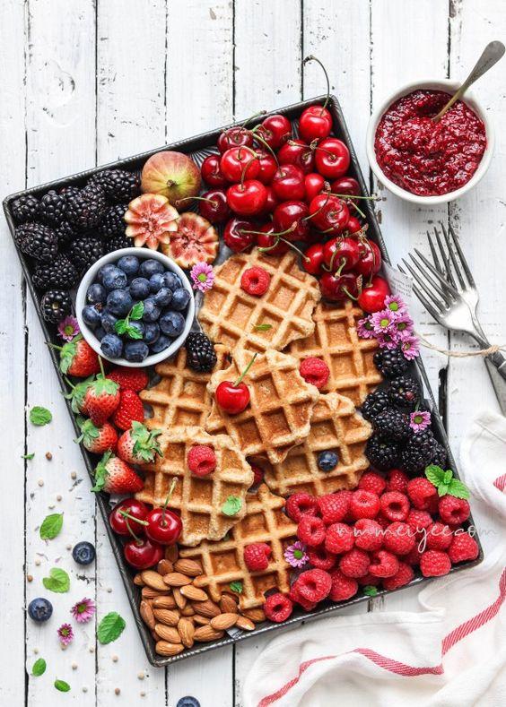 ¿Si acompañamos nuestros 'waffles' de frutos rojos y frutos secos cuenta como comida sana? Nosotras nos engañamos así...
