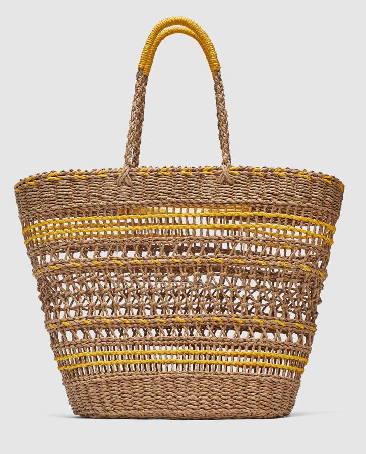 Es de Zara y su tamaño te permite llevar dentro todo, desde un bikini de repuesto hasta una toalla. ¿Lo mejor? Que está rebajado.