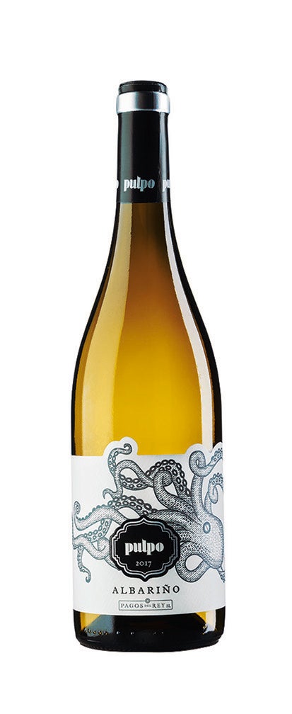 Este albariño elaborado por una bodega del Grupo Félix Solís se elabora con uvas del Val do Salnés. Hecho para gustar tiene un buen paso de boca vivo y fresco. Pagos del Rey (11€).