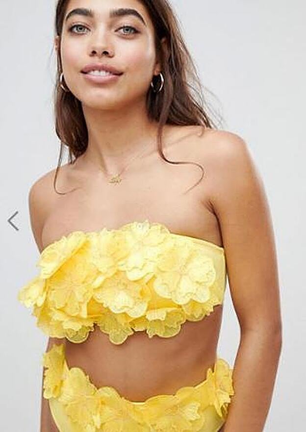 Bikini palabra de honor con flores en 3D de Asos Design.