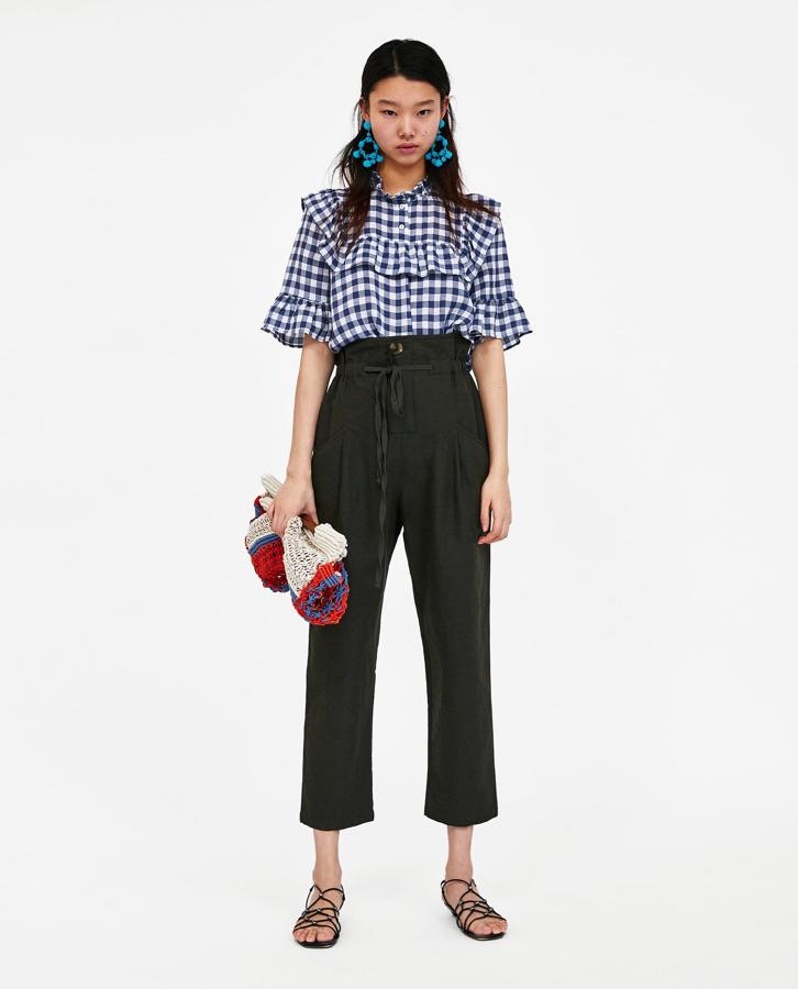 Blusa de cuadros vichy con volantes en blanco y azul marino, 15,99 euros.