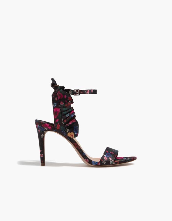 Sandalia de volante con estampado floral, 12,99 euros.