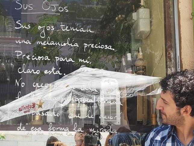 "Sus ojos tenían una melancolía preciosa. Preciosa para mí, claro está. No creo que a ella le hiciera ninguna gracia el pasado que le decoró de esa forma la mirada". Encuentra este micropoema en Lacaña (Calle Santa Isabel, 50).