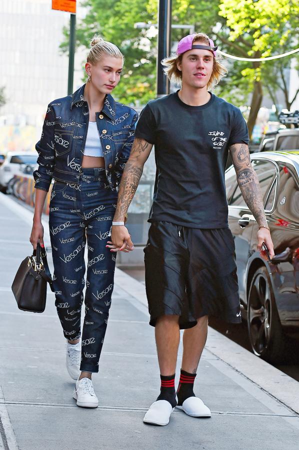 El 'canadian tuxedo'  noventero de Hailey Baldwin (o 'look total denim') firmado por Versace ya nos parece un poquito hortera de por sí, pero claro, después miramos a su lado, y nos encontramos a Justin Bieber recién salido de la cama, y la modelo nos parece el súmum del buen gusto. Bueno, tampoco...
