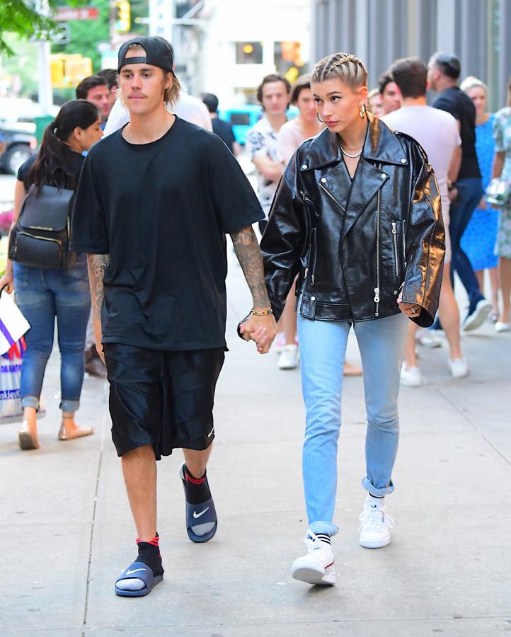 Justin Bieber ha hecho del 'relaxing look' su adalid de estilo, y no puede ser más terrible. En serio, sabemos que las sandalias con calcetines se llevan (gracias, Gucci...), pero es que no terminamos de verlo con chanclas de playa y calcetines deportivos. Eso sí, nos encantan la biker oversize y las 'trenzas boxeador' de Hailey Baldwin.