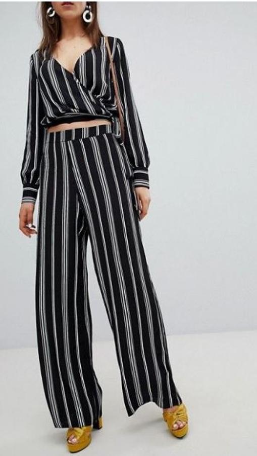 Conjunto con pantalones de pata ancha, de Asos.