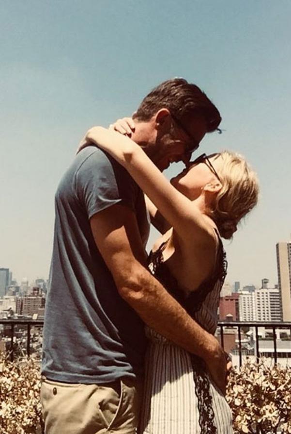 Kylie Minogue y Michael Solomons muestran su amor en las redes sociales desde hace tan solo dos meses.