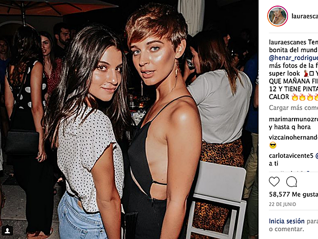 Laura conssigue estar muy sexy con un toque de iluminador en mejillas y hombros.