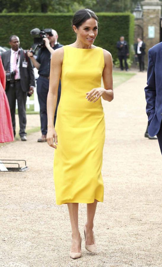 De amarillo. Así nos sorprendía  Meghan Markle , con un vestido de Brandon Maxwell. Un cambio radical en los colores a los que nos tiene acostumbradas.